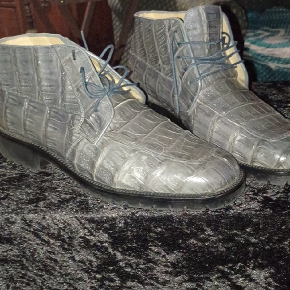 Men\'s Gray Crocodile Pattern Shoes